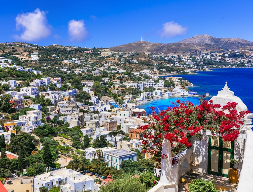 希腊多德卡西莱罗斯岛希腊多德卡塞群岛的AgiamarinaBeautifulLeros岛海景船花朵山图片