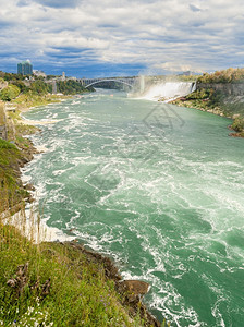 多雾路段地标尼亚加拉瀑布与秋天美国对尼亚加拉的震荡观视加拿大一侧的尼亚加拉风景则落在拿大安略省旅行流动的高清图片素材