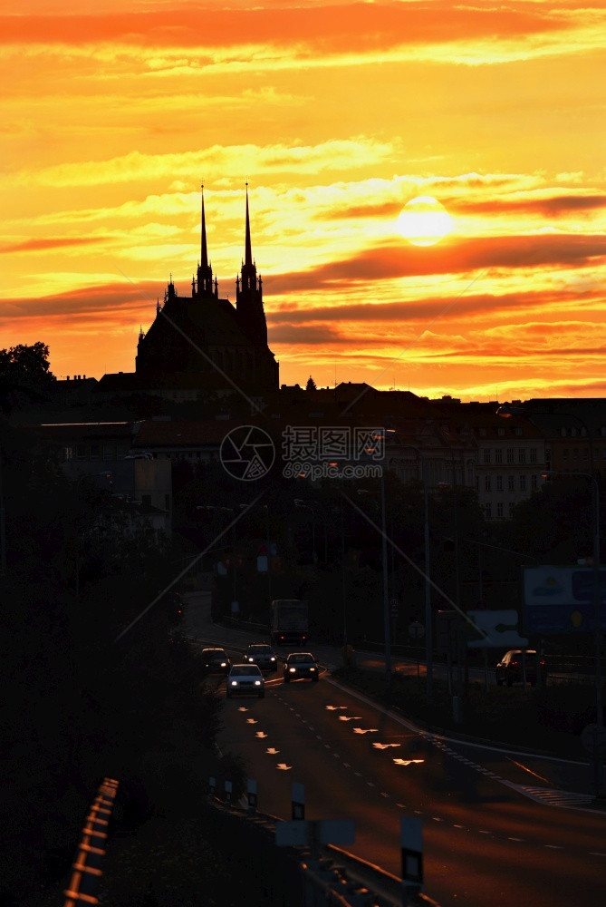 斯皮尔伯克捷布尔诺市彼得罗夫日落时圣彼得斯和保罗教堂日出屋顶大教堂图片