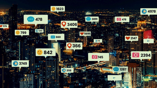 曹参分享社会的交媒体图标飞越市中心通过社交网络应用平台显示人们参与联系在线社区和交媒体营销策略的概念社交媒体图标飞越市中心显示人们参设计图片