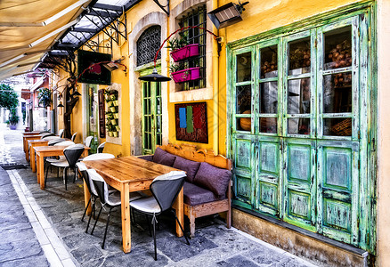 希腊语黄色的小酒馆希腊传统的多彩系列克里特岛老镇雷瑟姆诺的小街道餐馆克里特岛小街道上的克里特岛传统酒馆背景图片