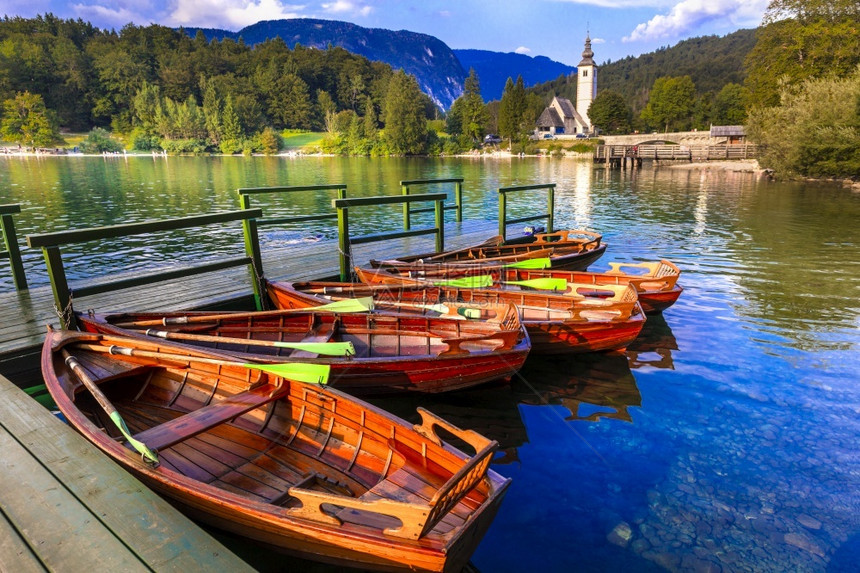 洛文尼亚特里格拉夫公园湖里的小船图片