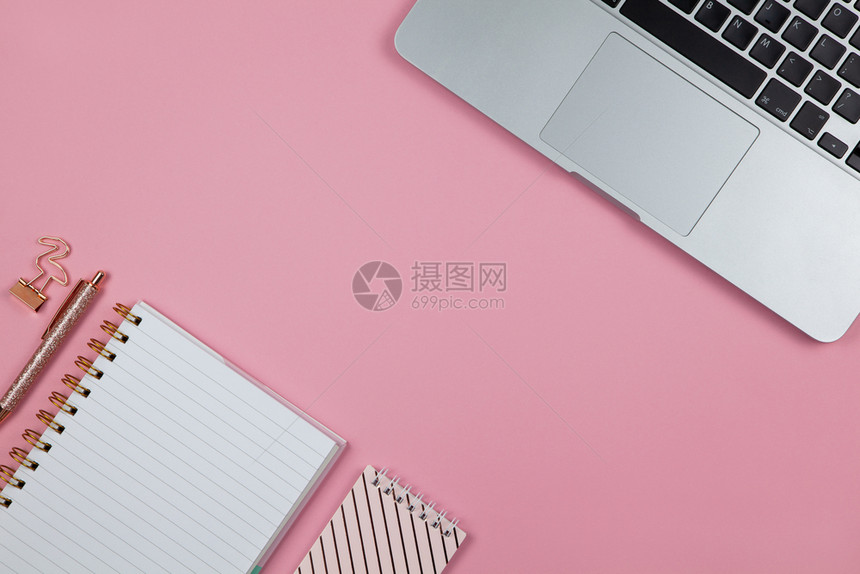现代的女工作空间顶视窗笔记本粉红色背轮上的夹子复制空间平的普通自由职业者工作桌面女化躺着图片