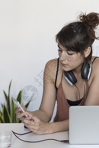 创造力拉法费尔南德斯在工作时用笔记本电脑工作的女商人信心购物图片