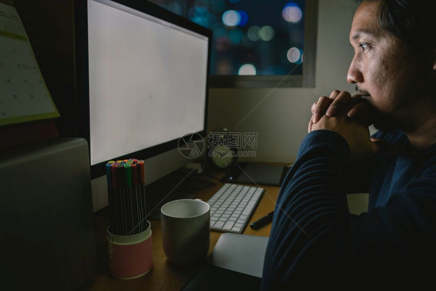 商业高级的亚洲肖像商人坐在桌子上辛勤工作晚间在场所计算机桌面前方工作认真行动努力工作为时太晚的概念而努力工作人们图片