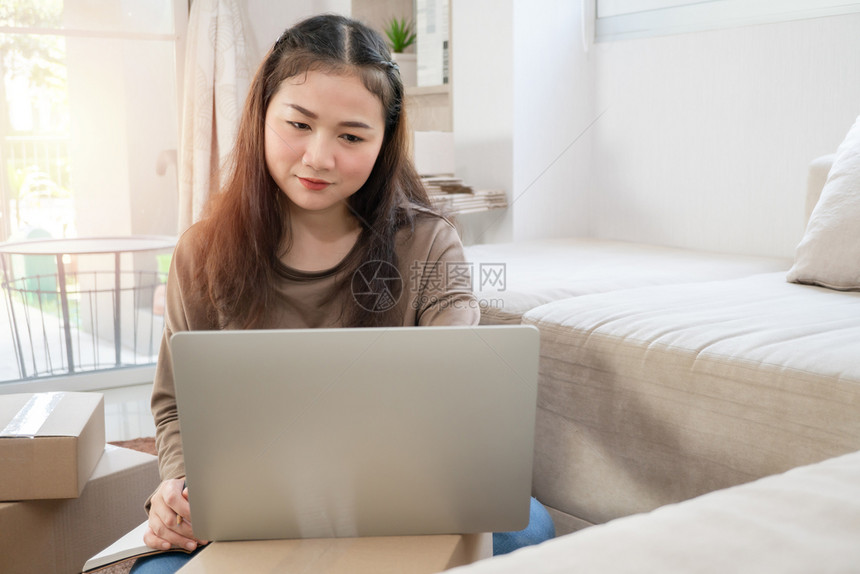 所有者泰国不快乐的亚洲年轻企业家疲倦的表达和厌在家办公的问题在线商户业务和电子的概念女孩图片