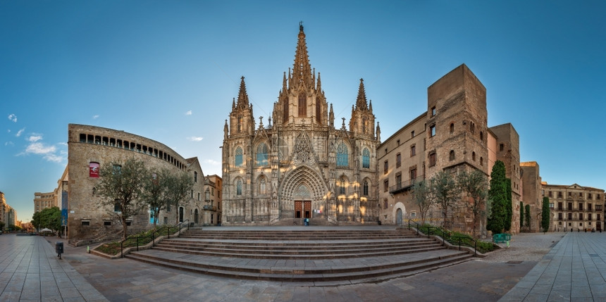 加泰罗尼亚语欧拉莉天际线巴塞洛纳西班牙2014年月6日204年巴塞罗那圣十字大教堂全景和圣尤拉利亚公堂建于13至5个世纪图片