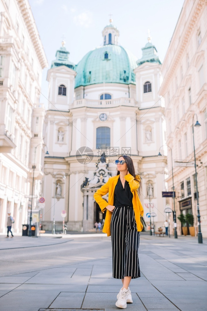 经过大教堂塔美丽的女在令人惊叹的圣彼得斯柯普教堂散步维也纳奥地利妇女KatholischeKircheStPeter图片