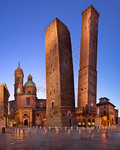 萨利机长建造阿西内利欧洲的上午两座塔楼和圣巴托洛梅奥奇萨意大利博洛尼亚艾米利罗马尼背景