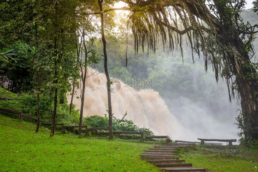 泰国清迈Wachirathan瀑布DoiInthanon公园深林中的瀑布考热带旅游图片