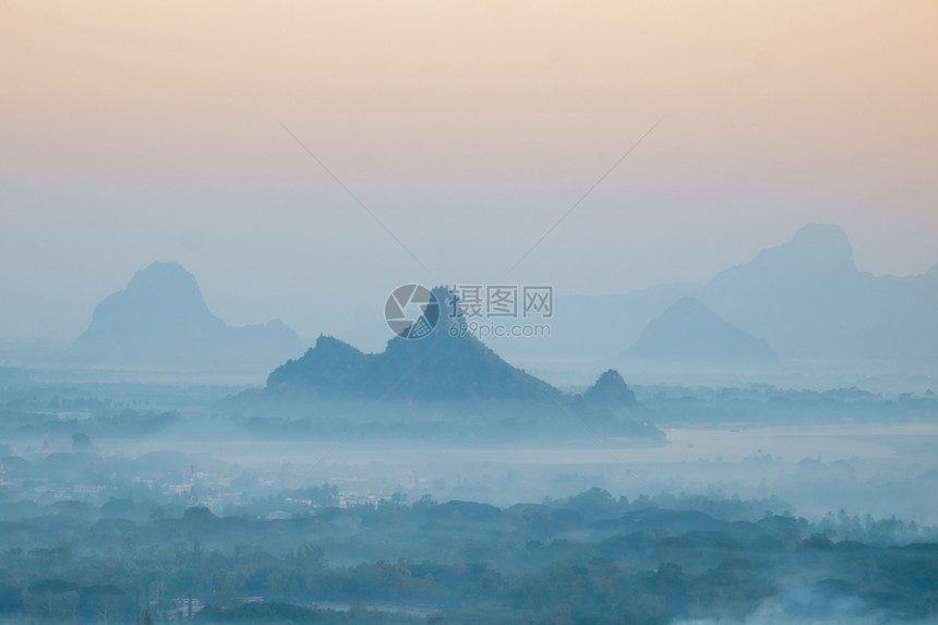 艺术农村缅甸Thanlwin河HpaAn的田地和PharPu山风景令人惊叹水彩色显示明晨风雾多农田和PharPu山缅甸浦图片