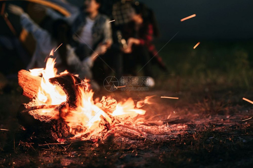 夜晚森林露营帐篷户外篝火图片