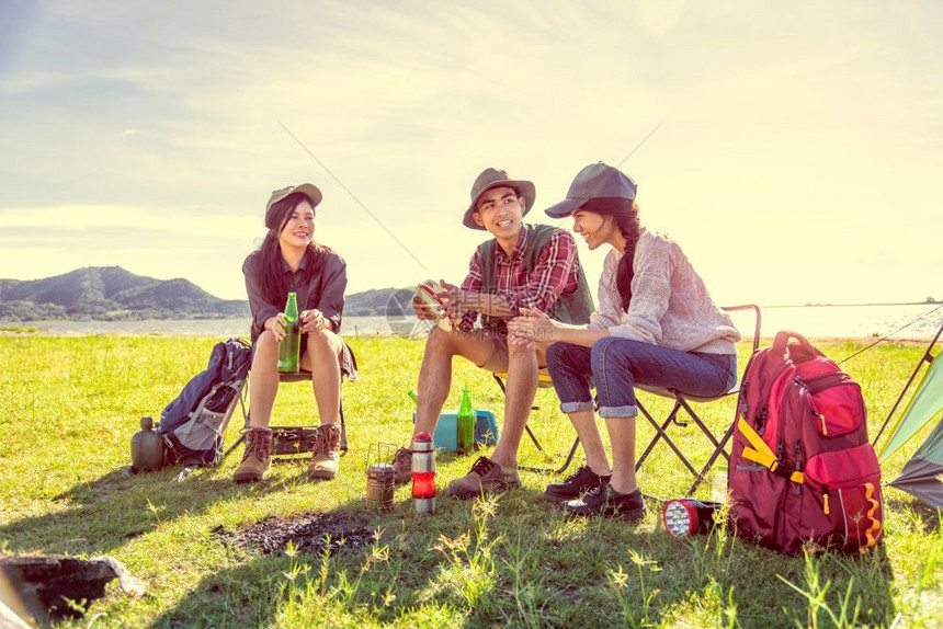 一群露营者聊天在草地田野餐图片