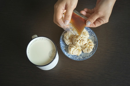 妇女用中式豆酱和大奶沙迈蒸制的粗质美食咕噜东方的蒸汽图片