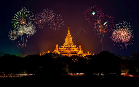 文化旅游在现场中间的夜幕天空一寺庙里放烟火场景背景图片
