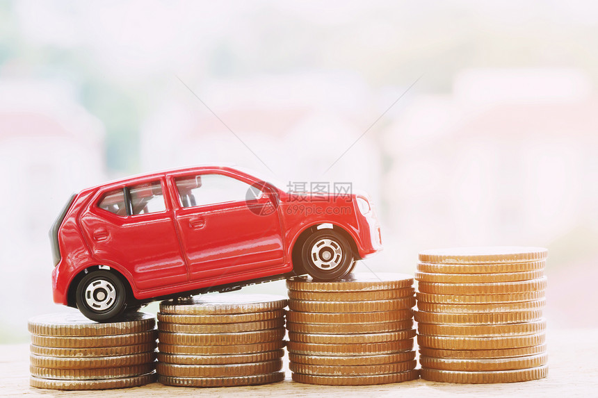 运输堆叠的市场大量积硬币上的玩具车红色模型保险贷款和购买汽车融资概念孤立的白色背景与世隔绝图片
