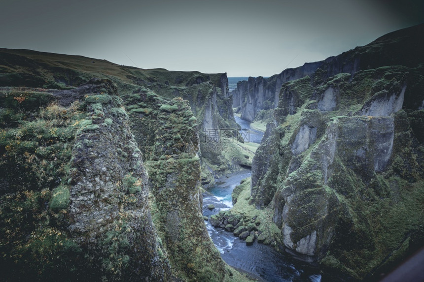 飞沟壑欧洲冰岛东南地区最顶级旅游景点的著名Fjadragrgljufur峡谷裂痕图片