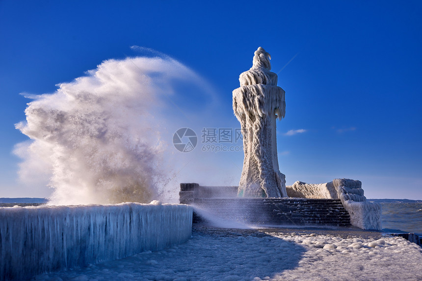 美丽的天波罗海寒冷灯塔和码头在暴风寒冬日图片