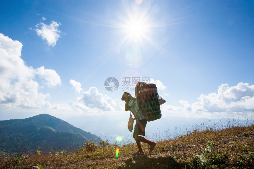 风景挣扎ThireLahuman在冬季浅蓝天空和山地背景DoiMonChong野生动物保护区清迈泰国北部硬工概念版面上为游民和旅图片