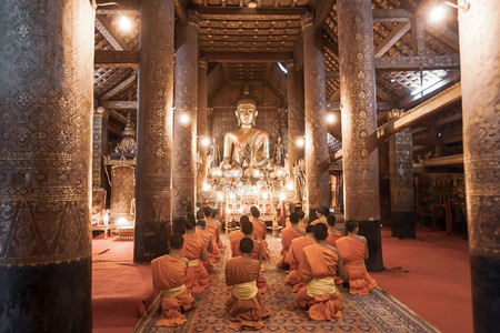 老挝僧侣新手文化銮老索夫在WatXiengThongLuangPrabang老挝Sopt等古老寺庙祈祷佛像背景