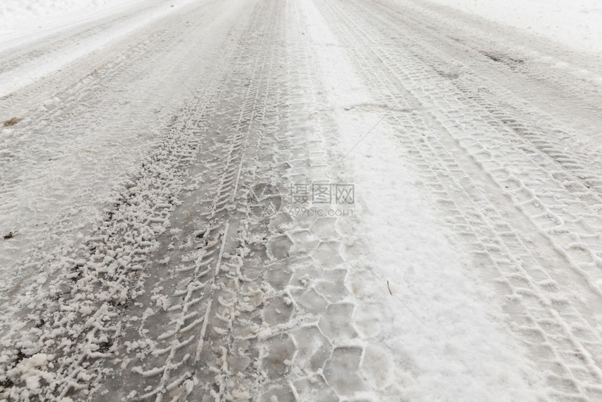 沥青白色的等级冬季雪在下后出现冬季的雪流在天飘动季图片