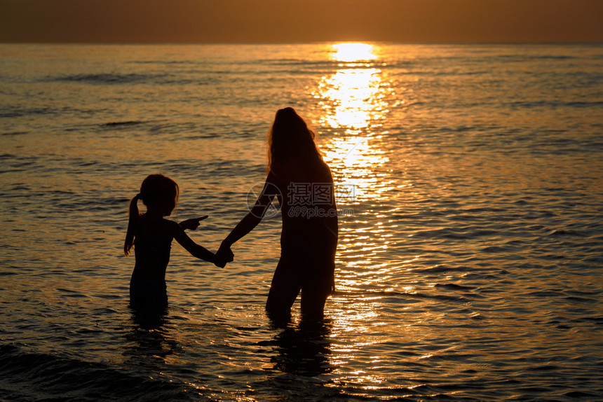 放松日落时海边的年轻女孩儿们人甲米图片