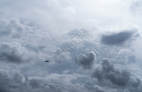 人工影响天气螺旋桨吸热的多云天小飞机造雨白色蓬松云带小飞机人工降雨两架飞机多云行农业机人工降水播种背景