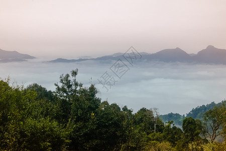 黎明时的海云其背景为泰国南沙布里家公园南省山地脉图景NanthaburiNationalParkNan省森林新鲜范围图片
