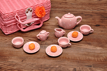 盘子一块瓷花茶有粉红色篮子和橙玫瑰食物餐具图片