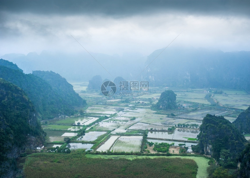 景观大米田和越南村的令人惊叹全景在越南旅游地和目的NinhBinh大雾中的石灰岩戏剧爬坡道图片