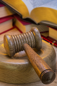 罪行木槌一把手架是个小型礼仪座拍卖商法官或会议主席用它撞到表面以引起注意或命令c力量背景图片