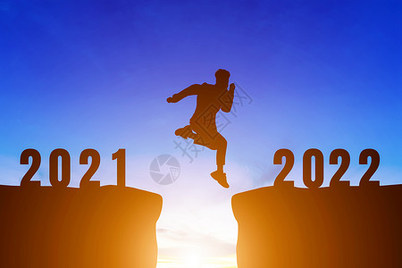 轻年男性山新年快乐20西尔休埃特一个帅的男人跳跃感到很高兴的动201年早上到0年日出在地平线背景健康与新年概念上夏天十二月设计图片