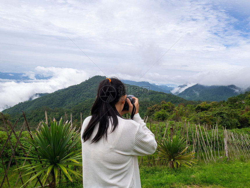 在泰国北部FangChangMai旅游景点的AngKhang山上拍摄区风景的亚洲妇女后座自然麦户外图片