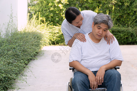 妻子正在照顾一位患有抑郁症的丈夫户外高清图片素材