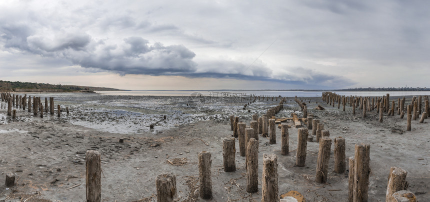 海颜色咸乌克兰奥德萨附近盐湖上空的乌克兰云德萨岛Kuyalnik盐河口干燥图片