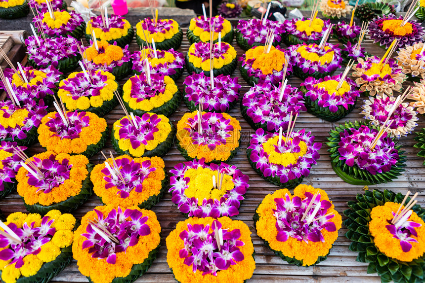 传统的在泰国著名节日12月满泰式LoyKrathong庆典或泰国新年和河流女神礼拜仪式上由香蕉叶在泰国风格的兰花篮子上漂浮的克拉图片