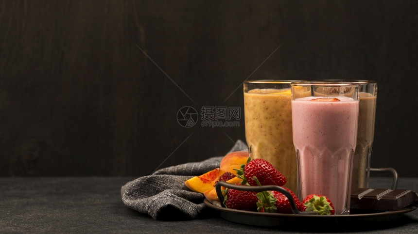 可口节食草莓含有水果巧克力溶解和高质量照片选美的奶昔玻璃杯及水果巧克力高品质和分辨率光照概念带有水果巧克力的高质量和清晰度彩色相图片
