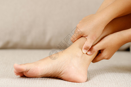 疮药物接触关节炎坐在沙发上亲手按摩痛苦的膝盖保健和医疗概念使一名妇女感到膝痛身坐沙发手部抽打疼痛的膝腿设计图片