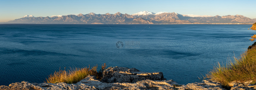 支撑奏鸣曲在阳光明媚的冬季日有海和雪山的安塔利亚全景风天堂图片