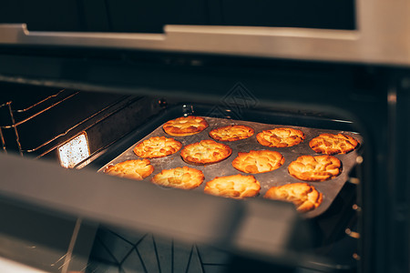 美国人过程火炉感恩节自作受南瓜馅饼在热烤炉里烘为秋天假日晚餐图片