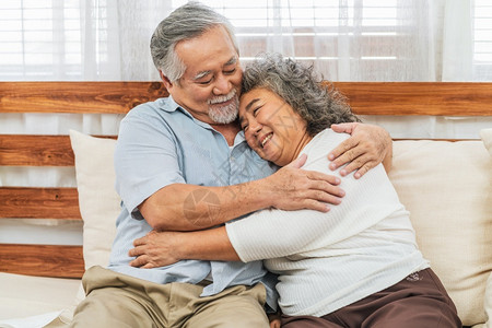 长老屋亚洲夫妇祖父母拥抱或在一起家里充满幸福的感觉浪漫和情人节或结婚纪念日长寿和老年人社会温暖的家庭和幸福概念的爱人温暖家庭和幸背景图片