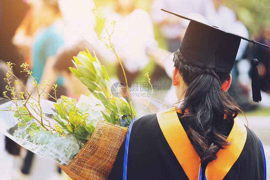 愉快砂浆板程度带着一束鲜花在大学毕业后顺利时帽子生在大学结期间概念教育祝贺校对PortnoyWorld图片