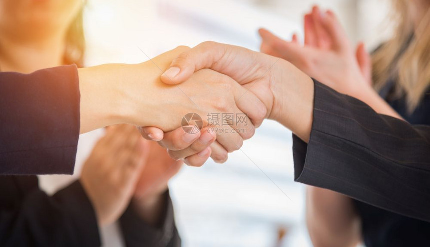 商业界人士在达成关于启动新项目谈判与快乐的协议后握手以开始新的项目工作概念握手引导连接交易概念人与团队合作主题男人专业的成功图片