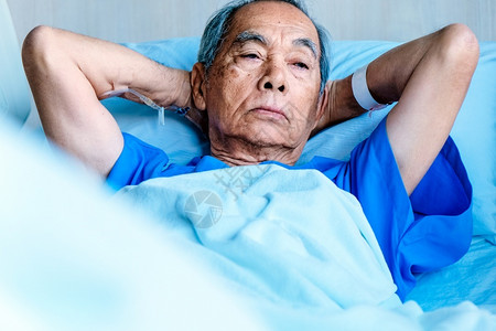 病床上休息的老年人图片