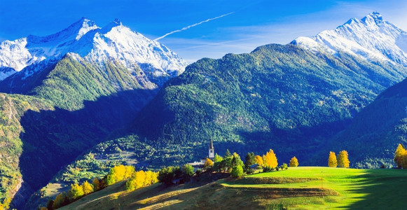 谷徒步旅行场地与绿田和雪山一起在意大利北部的ValleDaosta风景首脑高清图片素材