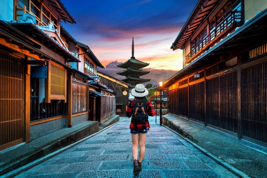 三嫩和服优质的在日本京都YasakaPagoda和SannenZaka街行走的背包女旅行者图片
