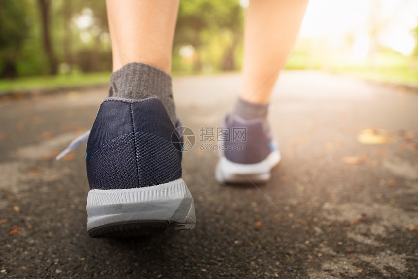 活动森林赛跑者晚上日落时穿运动鞋在中央公园跑步的女运动员穿着鞋图片