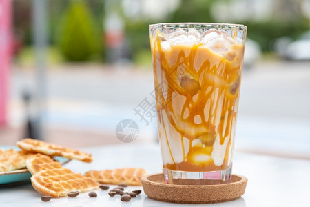 杯子一高加焦糖浆的冰拿铁咖啡摩卡饮料图片