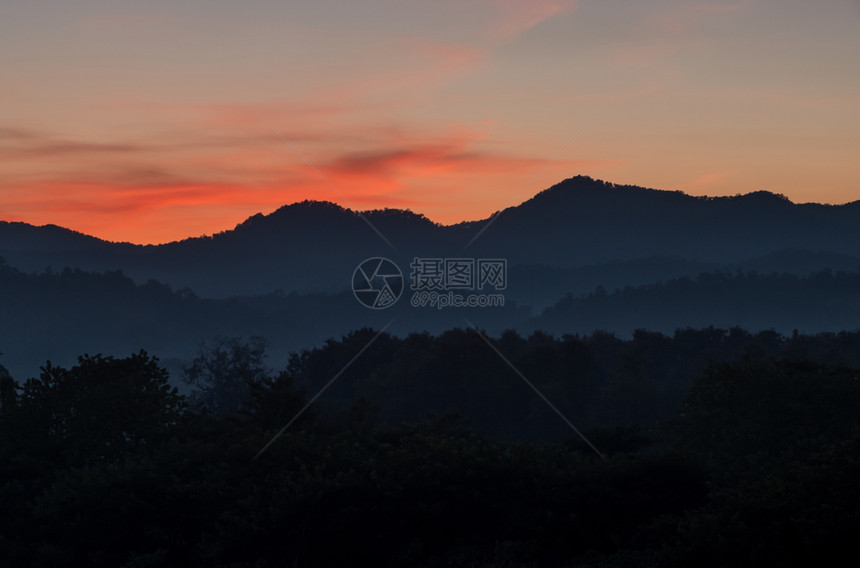 泰国北部高山日落之后的暮光时刻泰国北边环境平静的旅行图片