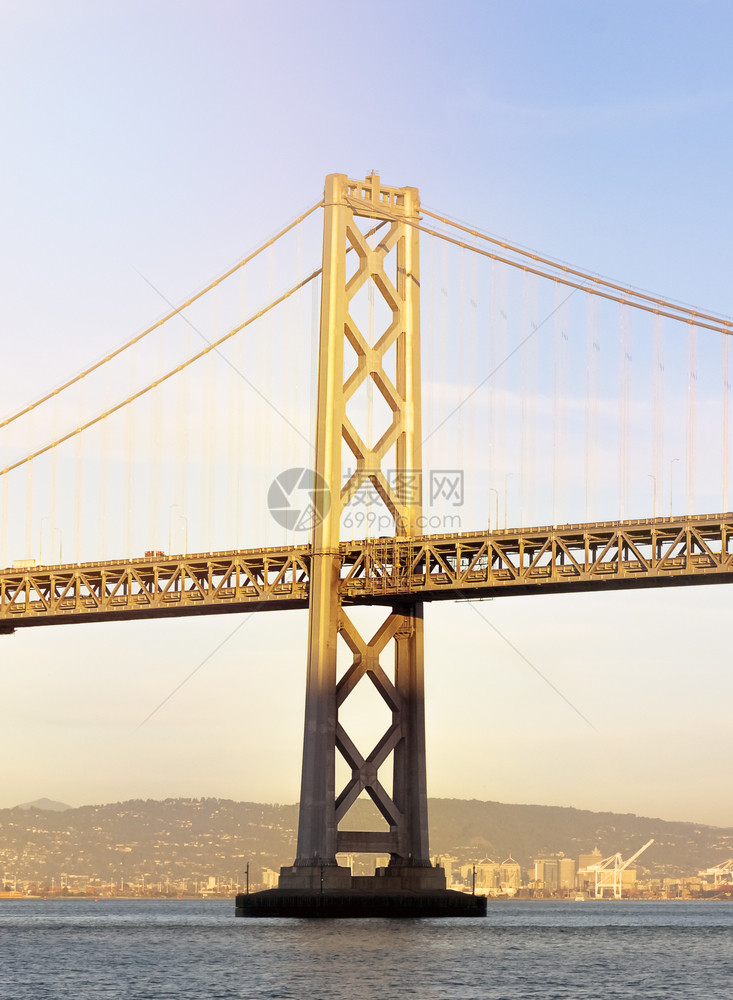 美国旅游铁连接旧金山市与耶尔巴布埃纳岛和奥克兰地区的湾桥悬吊塔台的挂图片